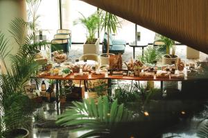 una mesa con comida y plantas en una habitación en Grand Josun Jeju, en Seogwipo