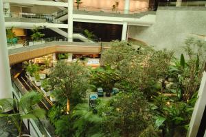 Una vista aérea de un edificio con árboles y plantas. en Grand Josun Jeju, en Seogwipo