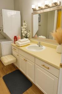 Koupelna v ubytování Modern 1BR Porchlight retreat