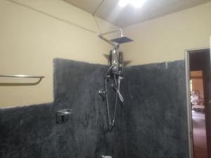 Ένα μπάνιο στο Sehandi Hotel - Arachchi Gedara