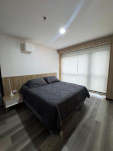 Postel nebo postele na pokoji v ubytování Hotel Rioverde Suite Cerca de Aeropuerto JMC