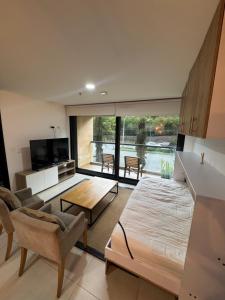 TV a/nebo společenská místnost v ubytování Hotel Rioverde Suite Cerca de Aeropuerto JMC