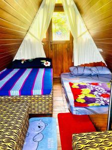 une chambre avec deux lits dans une tente dans l'établissement Namunuku mount heaven cabana & resort,passara, à Passara