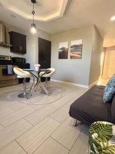 Kuchyň nebo kuchyňský kout v ubytování A Hidden Gem 2BR apartment