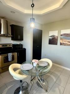 Kuchyň nebo kuchyňský kout v ubytování A Hidden Gem 2BR apartment