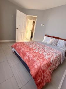 Postel nebo postele na pokoji v ubytování A Hidden Gem 2BR apartment