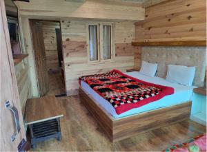 une chambre avec un lit dans une cabane en bois dans l'établissement Lake View Stays Nainital, à Nainital 21 autres photos