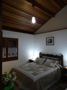 เตียงในห้องที่ Luar da Montanha chalés