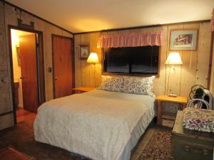 ein Schlafzimmer mit großem Bett und Fenster in der Unterkunft BristleCone II in Big Bear Lake