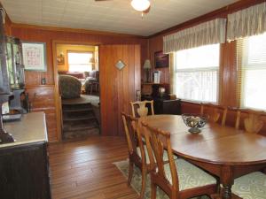 eine Küche und ein Esszimmer mit einem Holztisch und Stühlen in der Unterkunft BristleCone II in Big Bear Lake