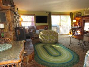 ein Wohnzimmer mit einer Couch und einem Sessel in der Unterkunft BristleCone II in Big Bear Lake