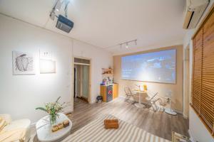 Una televisión o centro de entretenimiento en Aimee House Vũ Miên 25 fotos más