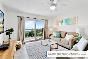 TV a/nebo společenská místnost v ubytování Cocoa Beach Towers