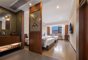 a bedroom with a bed and a bathroom at Zhangjiajie Tianchong Yunhai Resort Hotel in Zhangjiajie +42 photos
