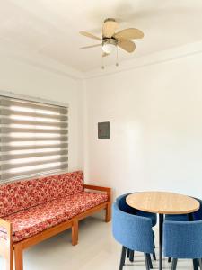 un salon avec un canapé et une table dans l'établissement Zande Point Apartments, à General Luna