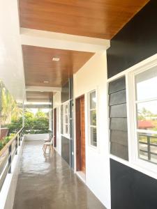 un couloir d'une maison avec une fenêtre dans l'établissement Zande Point Apartments, à General Luna