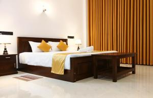 ein Schlafzimmer mit einem Bett und einem Laptop darauf in der Unterkunft Coco Mount Residence - Hiriketiya in Dikwella + 50 Fotos