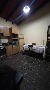 Habitación con cocina con cama y mesa. en Alojamiento a pasos de Asunción, en Fernando de la Mora