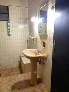 un baño con lavabo y espejo en Alojamiento a pasos de Asunción, en Fernando de la Mora