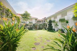 un patio de un edificio con patio en LPP Convention Hotel Demangan, en Yogyakarta