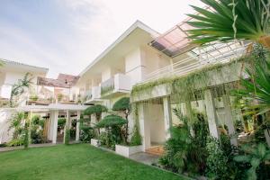 una vista exterior de un edificio con plantas en LPP Convention Hotel Demangan, en Yogyakarta
