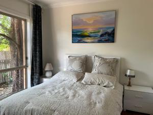 une chambre avec un lit blanc avec une fenêtre dans l'établissement Inner North Elegance Premier Turner Living 2 Bed, 2 Bath Townhome, à Turner