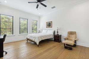 Postel nebo postele na pokoji v ubytování 119 Ocean Estates Dr + 34 fotografií