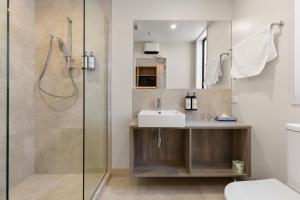 Koupelna v ubytování Brookside Motel + 44 fotografií