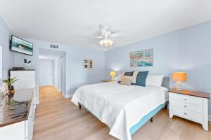 Postel nebo postele na pokoji v ubytování Canaveral Sands 4202 + 20 fotografií