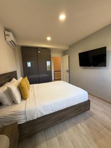 Postel nebo postele na pokoji v ubytování Luxury Townhouse 6 Minutes from Beach & Casino + 16 fotografií