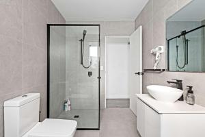 Ένα μπάνιο στο Charming Guildford Retreat - Bright Double Room Close to Green Spaces & Local Eats - Shared Bathroom