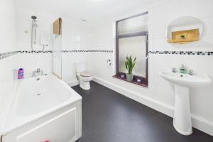 ein weißes Badezimmer mit Waschbecken und Toilette in der Unterkunft The Phoenix in Swansea + 8 Fotos