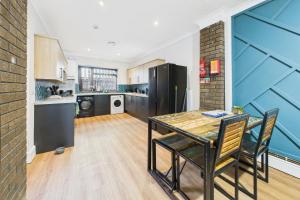 eine Küche und ein Esszimmer mit Tisch und Stühlen in der Unterkunft The Phoenix in Swansea