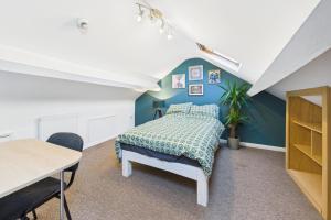 ein Schlafzimmer mit einem Bett und einem Tisch in der Unterkunft The Phoenix in Swansea