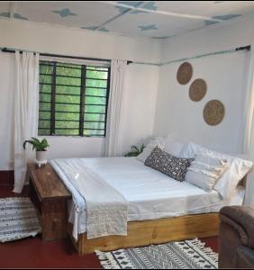 Un dormitorio con una cama grande y una ventana en Seaside studio Kilifi, en Kilifi