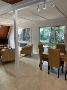 Posezení v ubytování Secret Garden Cottage