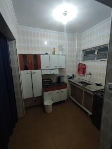 Kuchyň nebo kuchyňský kout v ubytování Apartamento em Praia Grande SP