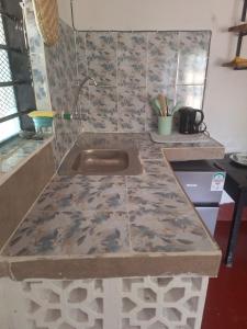 una cocina con fregadero y encimera en Seaside studio Kilifi, en Kilifi