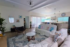 Posezení v ubytování Casa en puntaleona Condomio Bambu