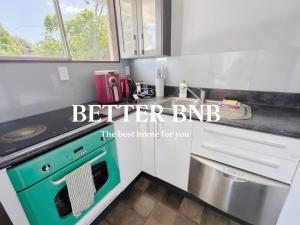 下哈特Comfortable Stay for six and Perfect for Families的厨房配有绿色炉灶和水槽