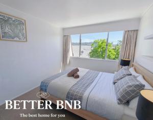 Schlafzimmer mit einem Bett und einem Fenster in der Unterkunft Comfortable Stay for six and Perfect for Families in Lower Hutt