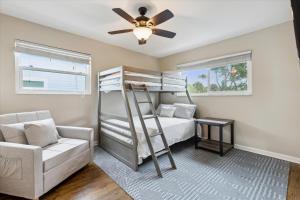 1 dormitorio con litera y ventilador de techo en 10 Colonial Drive, en Cocoa Beach