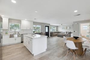 Kuchyň nebo kuchyňský kout v ubytování 520 Escambia St