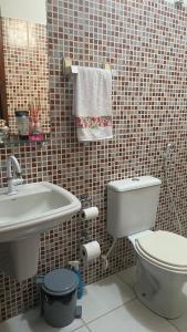 ein Badezimmer mit Toilette und Waschbecken in der Unterkunft Maracarib centro - 200m da praia in Maragogi