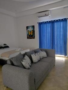 a living room with a couch and a bed at El Remanso Hotel y Restaurante in Rivas