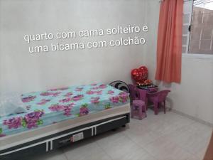 En eller flere senge i et værelse på Lar Doce Lar