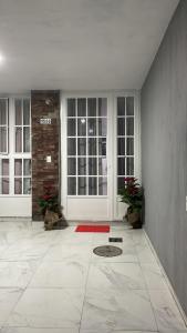 une pièce vide avec une porte et un tapis rouge dans l'établissement casa santacruz, à Guadalajara