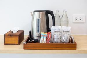 Una cafetera y vasos en una bandeja de madera. en Ao Nang CheapPer Hotel, en Krabi 23 fotos más