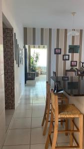 ein Esszimmer mit Tisch und Stühlen in der Unterkunft Maracarib centro - 200m da praia in Maragogi + 7 Fotos