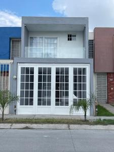 Cette maison blanche dispose d'une grande fenêtre. dans l'établissement casa santacruz, à Guadalajara
